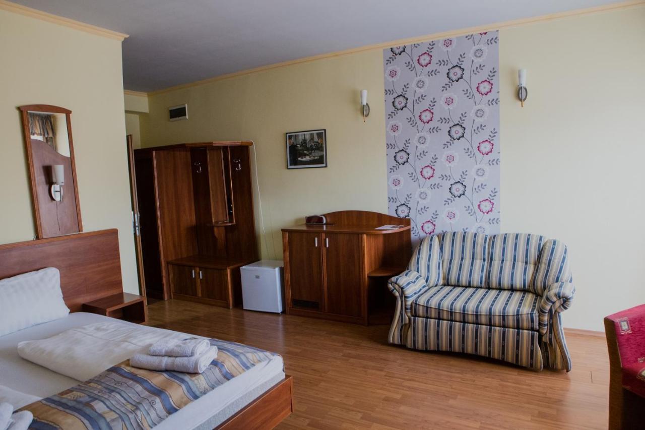Wolf Hotel Sarvar Exterior photo