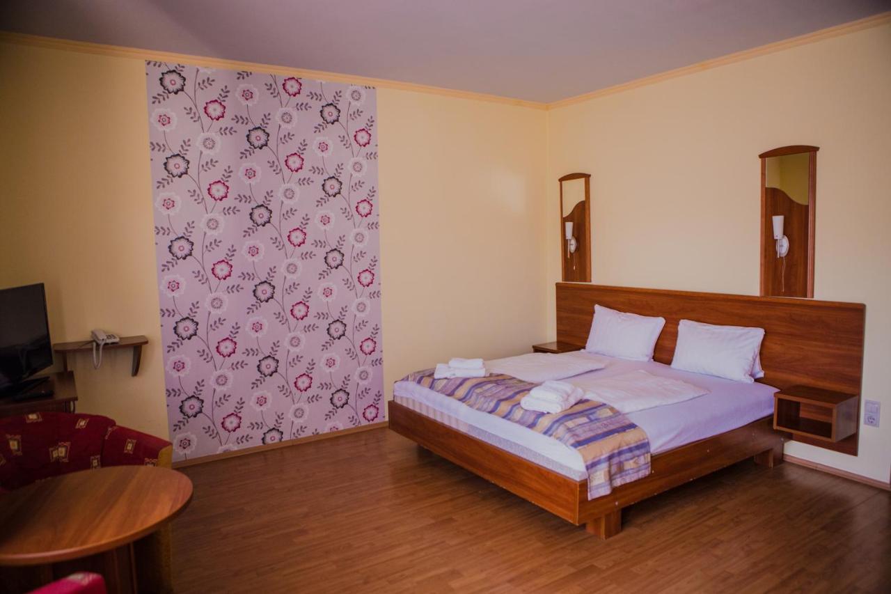 Wolf Hotel Sarvar Exterior photo