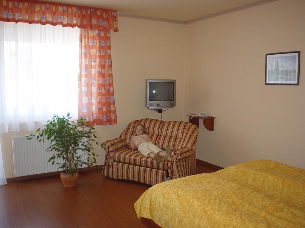Wolf Hotel Sarvar Exterior photo