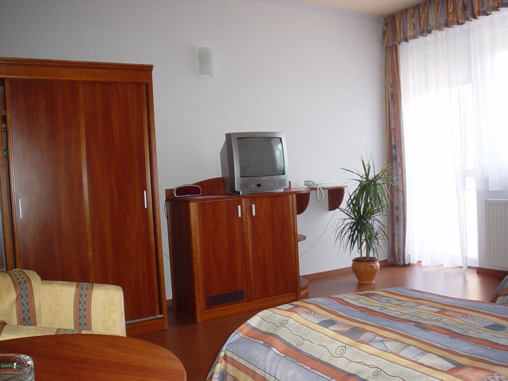 Wolf Hotel Sarvar Exterior photo